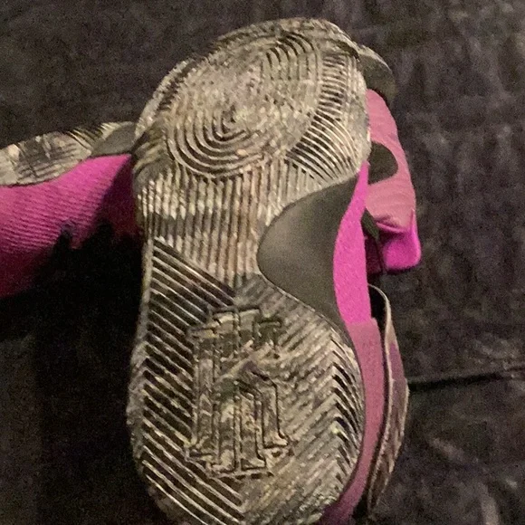 Men’s size 10 Nike Kyrie Basketball Shoes - Picture 9 of 16